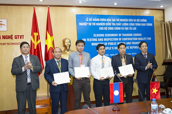 Bế giảng khóa đào tạo “Thí nghiệm viên kiểm tra chất lượng công trình giao thông” cho cán bộ Bộ Công chính và Vận tải Lào.
