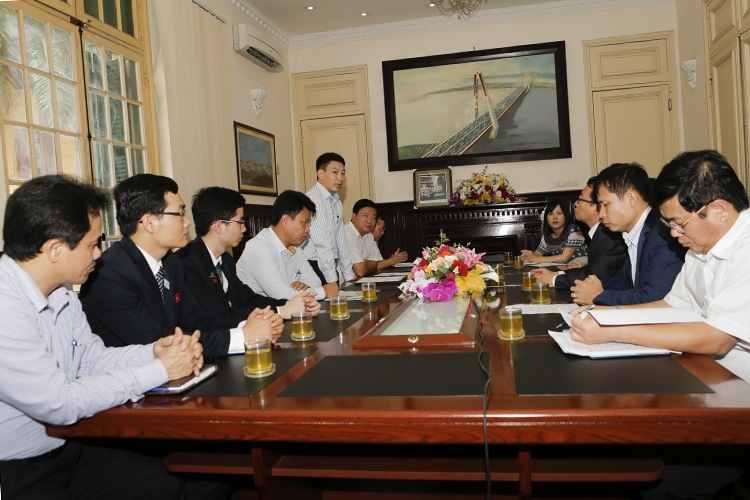 Bộ trưởng Đinh La Thăng trao tặng bằng khen cho sinh viên UTT