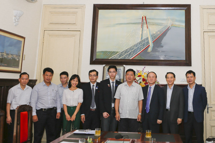 Bộ trưởng Đinh La Thăng trao tặng bằng khen cho sinh viên UTT