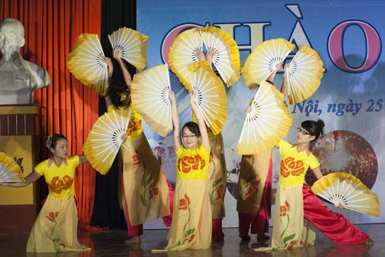 chao-tan-sinh-vien-khoa-64