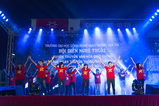 Rực rỡ sắc màu chương trình nhạc hội văn hóa giao thông, chào K65