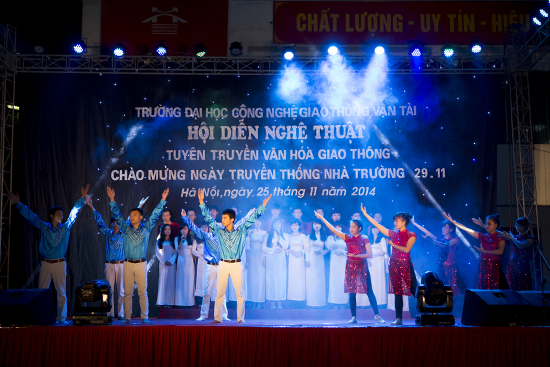 Rực rỡ sắc màu chương trình nhạc hội văn hóa giao thông, chào K65