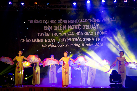 Rực rỡ sắc màu chương trình nhạc hội văn hóa giao thông, chào K65