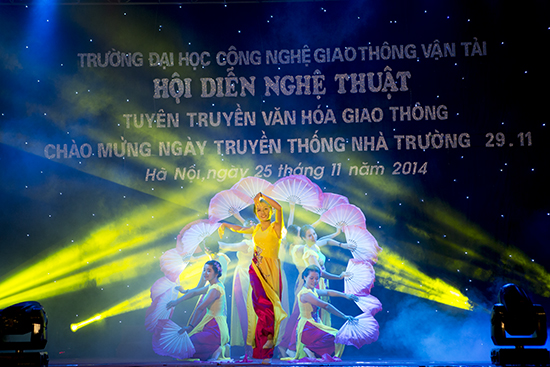 Rực rỡ sắc màu chương trình nhạc hội văn hóa giao thông, chào K65