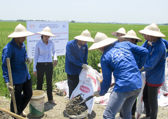 Sử dụng công nghệ Do-nou (túi đất) trong sử dụng và bảo trì đường giao thông nông thôn ở Việt Nam
