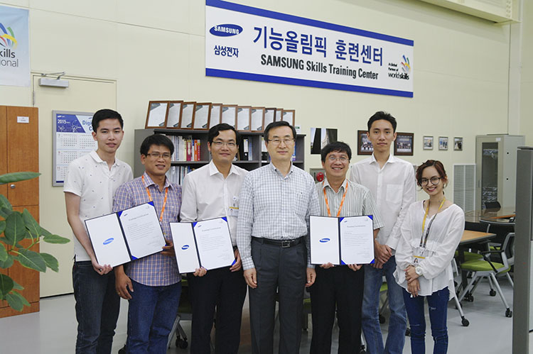 Đoàn công tác nghề Thiết kế kỹ thuật cơ khí - CAD trường Đại học Công nghệ GTVT làm việc tại Hàn Quốc