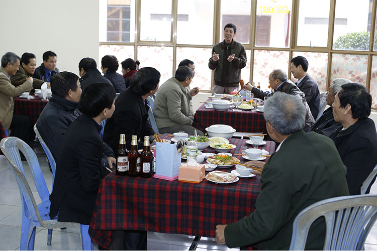 Gặp mặt cán bộ, giáo viên, viên chức nghỉ chế độ hưu trí năm 2014