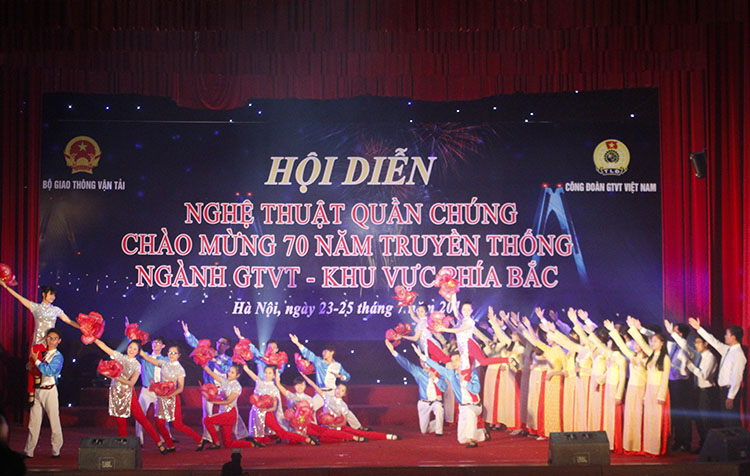 Hội diễn nghệ thuật quần chúng năm 2015 chào mừng 70 năm ngày truyền thống ngành GTVT