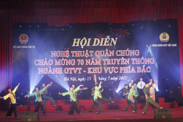 Hội diễn nghệ thuật quần chúng năm 2015 chào mừng 70 năm ngày truyền thống ngành GTVT