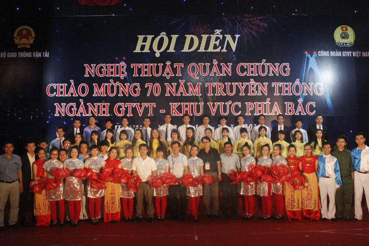 Hội diễn nghệ thuật quần chúng năm 2015 chào mừng 70 năm ngày truyền thống ngành GTVT