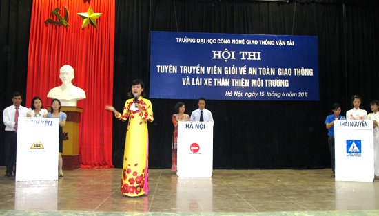 Hội thi tuyên truyền viên giỏi về an toàn giao thông và lái xe thân thiện môi trường - Đại học công nghệ GTVT - 2011