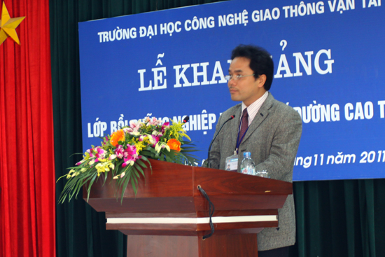 (utt.vn)Khai giảng lớp bồi dưỡng nghiệp vụ thu phí đường cao tốc