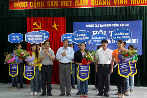 Hội thi Lái xe mô tô, ô tô giỏi và an toàn trường Cao đẳng GTVT năm 2010