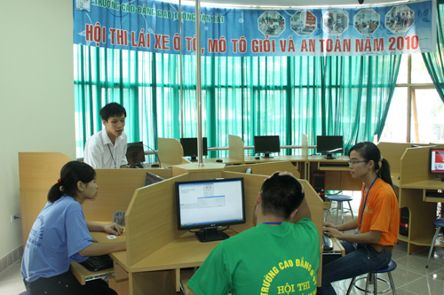 Hội thi Lái xe mô tô, ô tô giỏi và an toàn trường Cao đẳng GTVT năm 2010