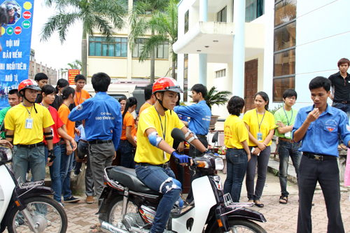 Hội thi Lái xe mô tô, ô tô giỏi và an toàn trường Cao đẳng GTVT năm 2010