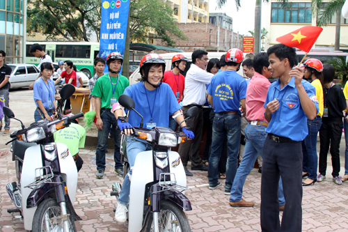 Hội thi Lái xe mô tô, ô tô giỏi và an toàn trường Cao đẳng GTVT năm 2010