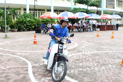 Hội thi Lái xe mô tô, ô tô giỏi và an toàn trường Cao đẳng GTVT năm 2010