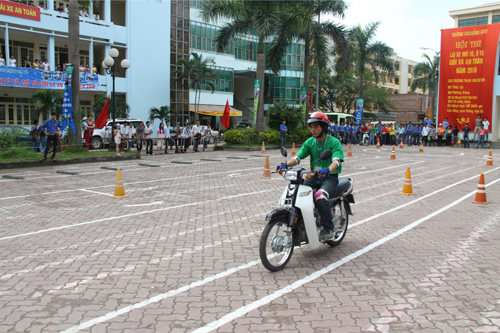 Hội thi Lái xe mô tô, ô tô giỏi và an toàn trường Cao đẳng GTVT năm 2010