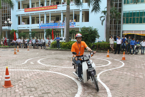 Hội thi Lái xe mô tô, ô tô giỏi và an toàn trường Cao đẳng GTVT năm 2010