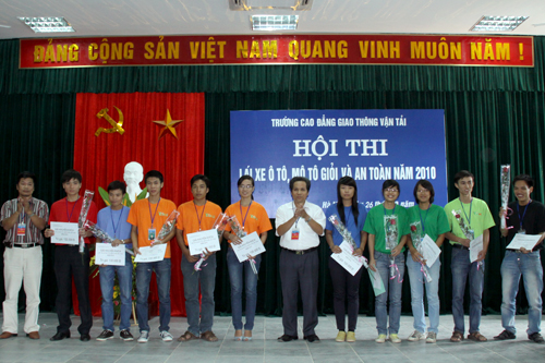 Hội thi Lái xe mô tô, ô tô giỏi và an toàn trường Cao đẳng GTVT năm 2010