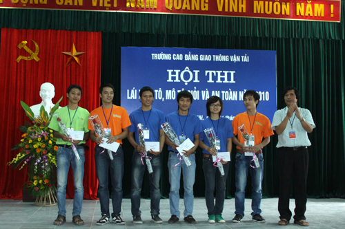 Hội thi Lái xe mô tô, ô tô giỏi và an toàn trường Cao đẳng GTVT năm 2010