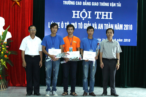 Hội thi Lái xe mô tô, ô tô giỏi và an toàn trường Cao đẳng GTVT năm 2010