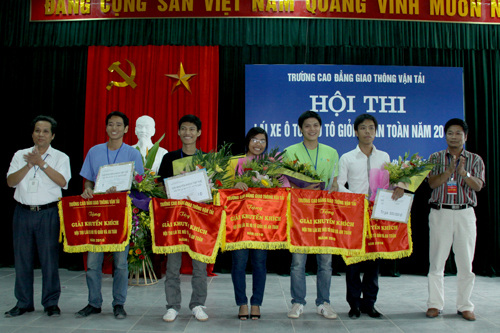 Hội thi Lái xe mô tô, ô tô giỏi và an toàn trường Cao đẳng GTVT năm 2010