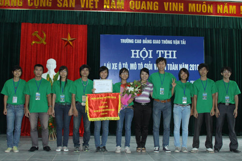 Hội thi Lái xe mô tô, ô tô giỏi và an toàn trường Cao đẳng GTVT năm 2010
