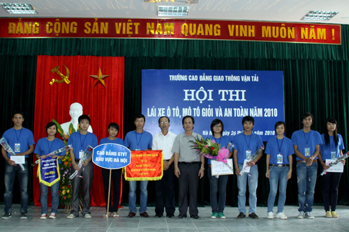 Hội thi Lái xe mô tô, ô tô giỏi và an toàn trường Cao đẳng GTVT năm 2010