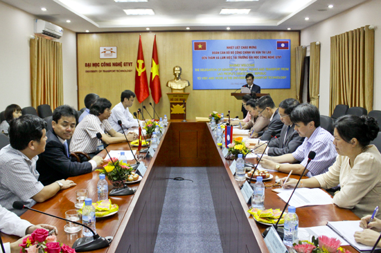 Doan dai bieu Lao tham va lam viec tai UTT