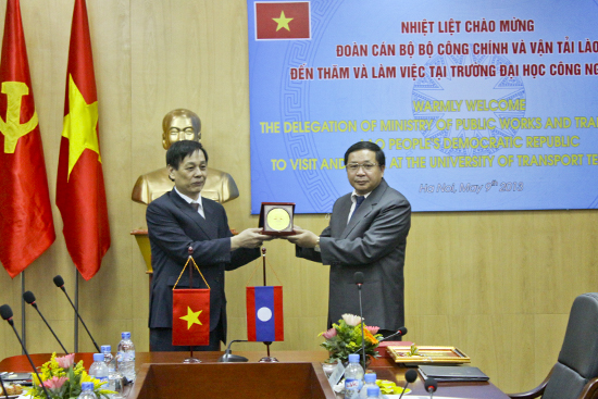 Doan dai bieu Lao tham va lam viec tai UTT