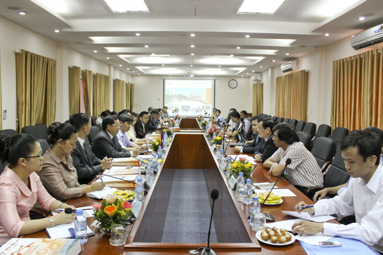 Doan dai bieu Lao tham va lam viec tai UTT