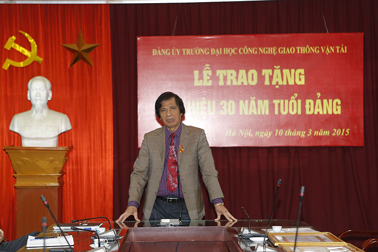 Lễ trao tặng Huy hiệu 30 năm tuổi Đảng năm 2015