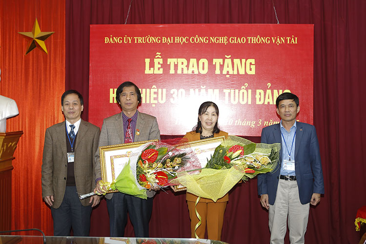 Lễ trao tặng Huy hiệu 30 năm tuổi Đảng năm 2015