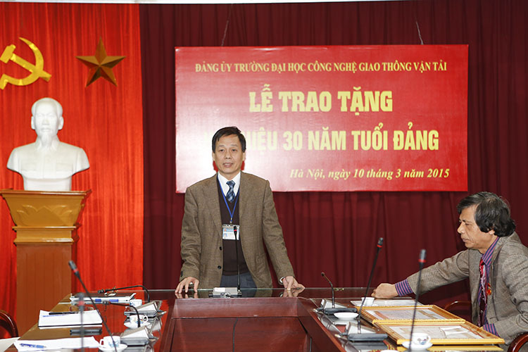 Lễ trao tặng Huy hiệu 30 năm tuổi Đảng năm 2015