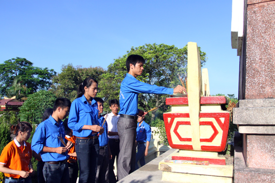 SVTN trường Đại học Công nghệ GTVT hoạt động tại Đông Lỗ, Ứng Hòa, Hà Nội năm 2011