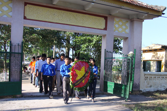 SVTN trường Đại học Công nghệ GTVT hoạt động tại Đông Lỗ, Ứng Hòa, Hà Nội năm 2011