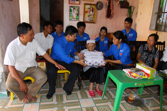 SVTN trường Đại học Công nghệ GTVT hoạt động tại Đông Lỗ, Ứng Hòa, Hà Nội năm 2011