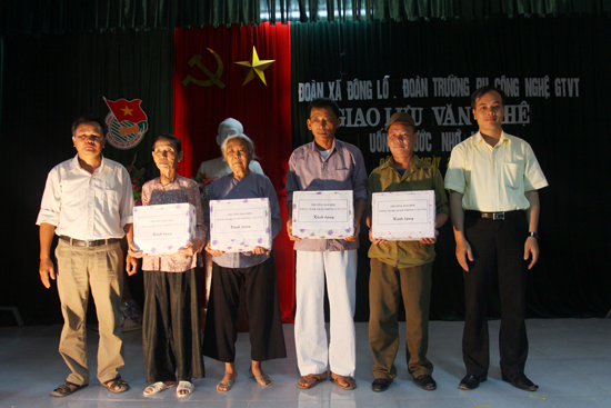 SVTN trường Đại học Công nghệ GTVT hoạt động tại Đông Lỗ, Ứng Hòa, Hà Nội năm 2011