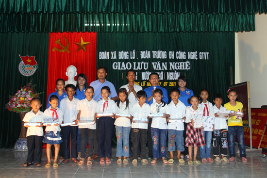 SVTN trường Đại học Công nghệ GTVT hoạt động tại Đông Lỗ, Ứng Hòa, Hà Nội năm 2011