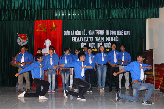 SVTN trường Đại học Công nghệ GTVT hoạt động tại Đông Lỗ, Ứng Hòa, Hà Nội năm 2011