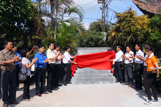 SVTN trường Đại học Công nghệ GTVT hoạt động tại Đông Lỗ, Ứng Hòa, Hà Nội năm 2011