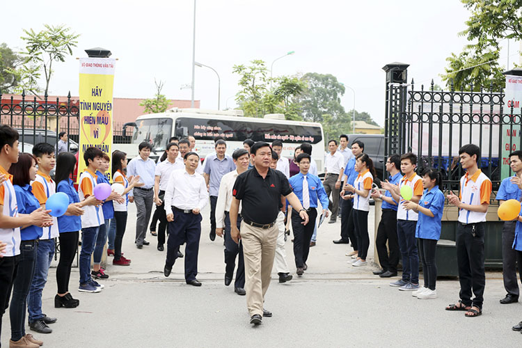 Ngày hội hiến máu tình nguyện vì nạn nhân tai nạn giao thông năm 2015