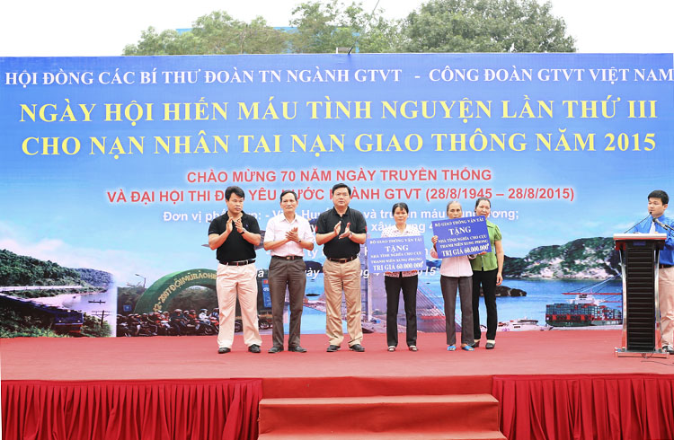 Ngày hội hiến máu tình nguyện vì nạn nhân tai nạn giao thông năm 2015