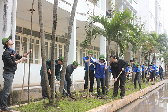 Ngày hội trồng cây Trường Đại học Công nghệ GTVT