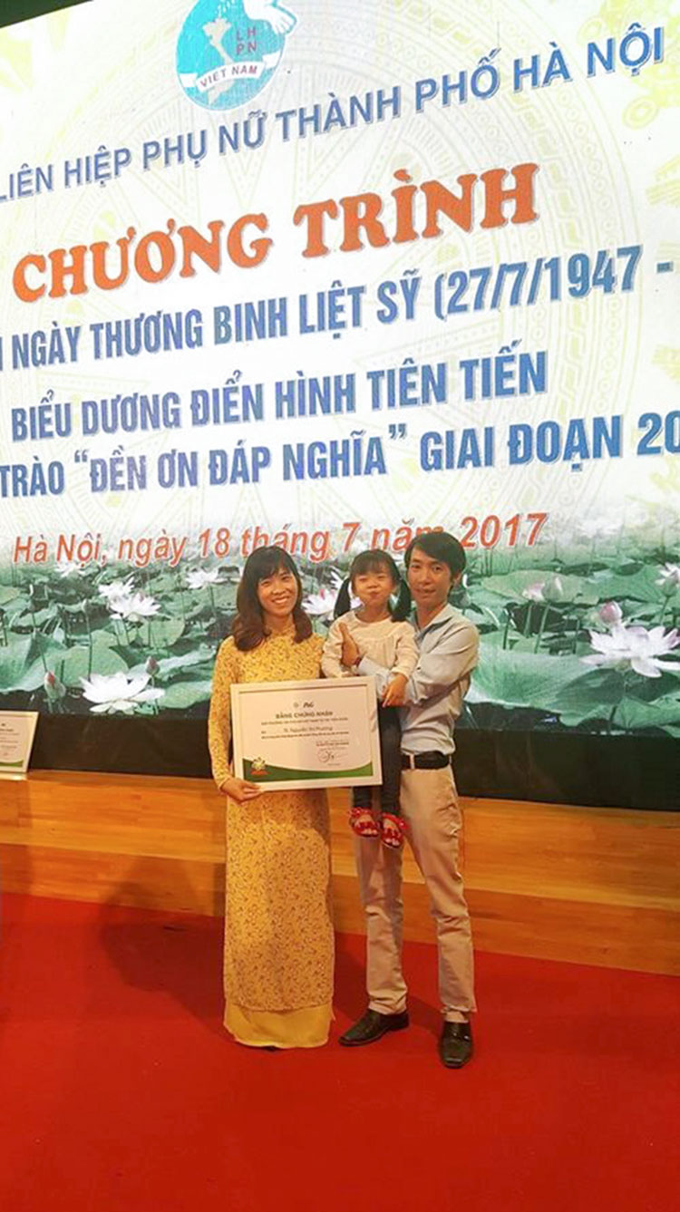 Trong hình ảnh có thể có: 3 người, mọi người đang cười, mọi người đang đứng và văn bản