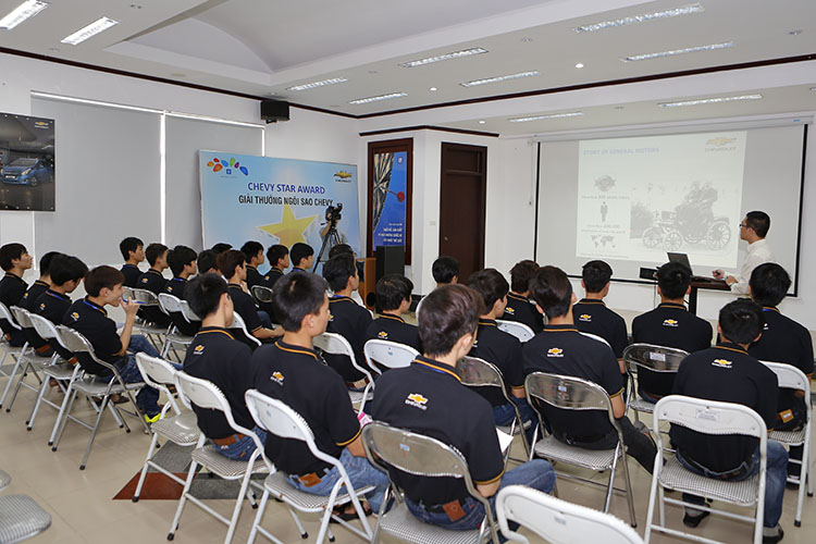 Sinh viên ngành Cơ khí ô tô tham quan thực tế tại General Motors Việt Nam