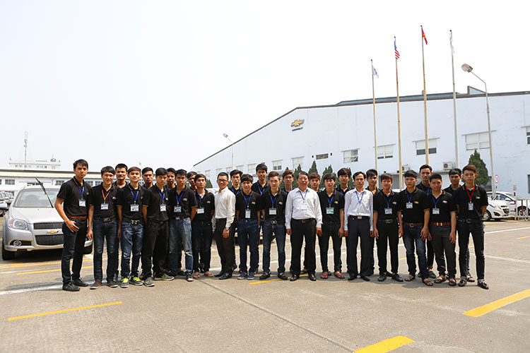Sinh viên ngành Cơ khí ô tô tham quan thực tế tại General Motors Việt Nam