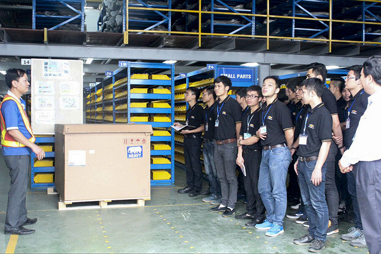 Sinh viên ngành Cơ khí ô tô tham quan thực tế tại General Motors Việt Nam