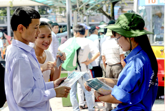 Sinh viên tình nguyện đại học công nghệ gtvt năm 2013